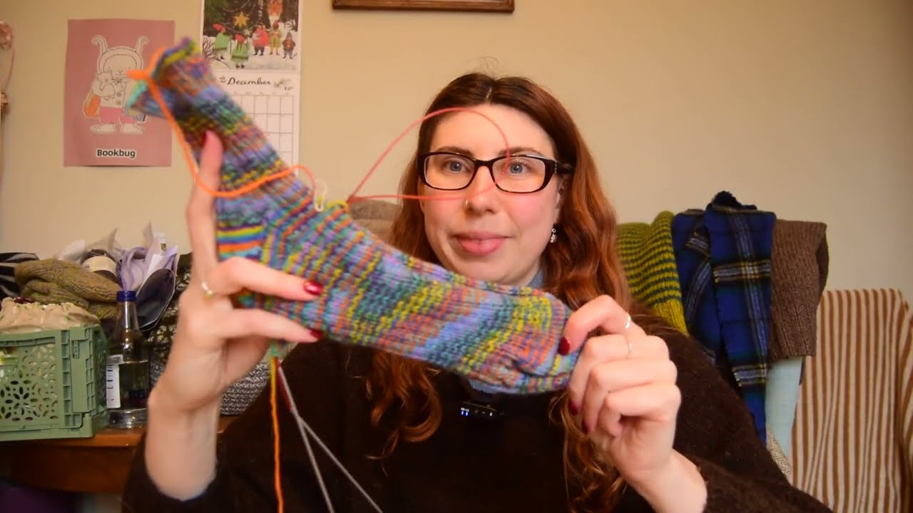 jfc knitting vlogmas 2025 // день 1 (может кто-нибудь сказать «чёрные повседневные носки»)