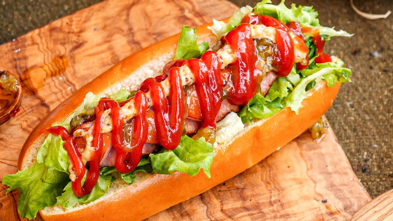 Хот-дог и кукурузные хлопья от костра