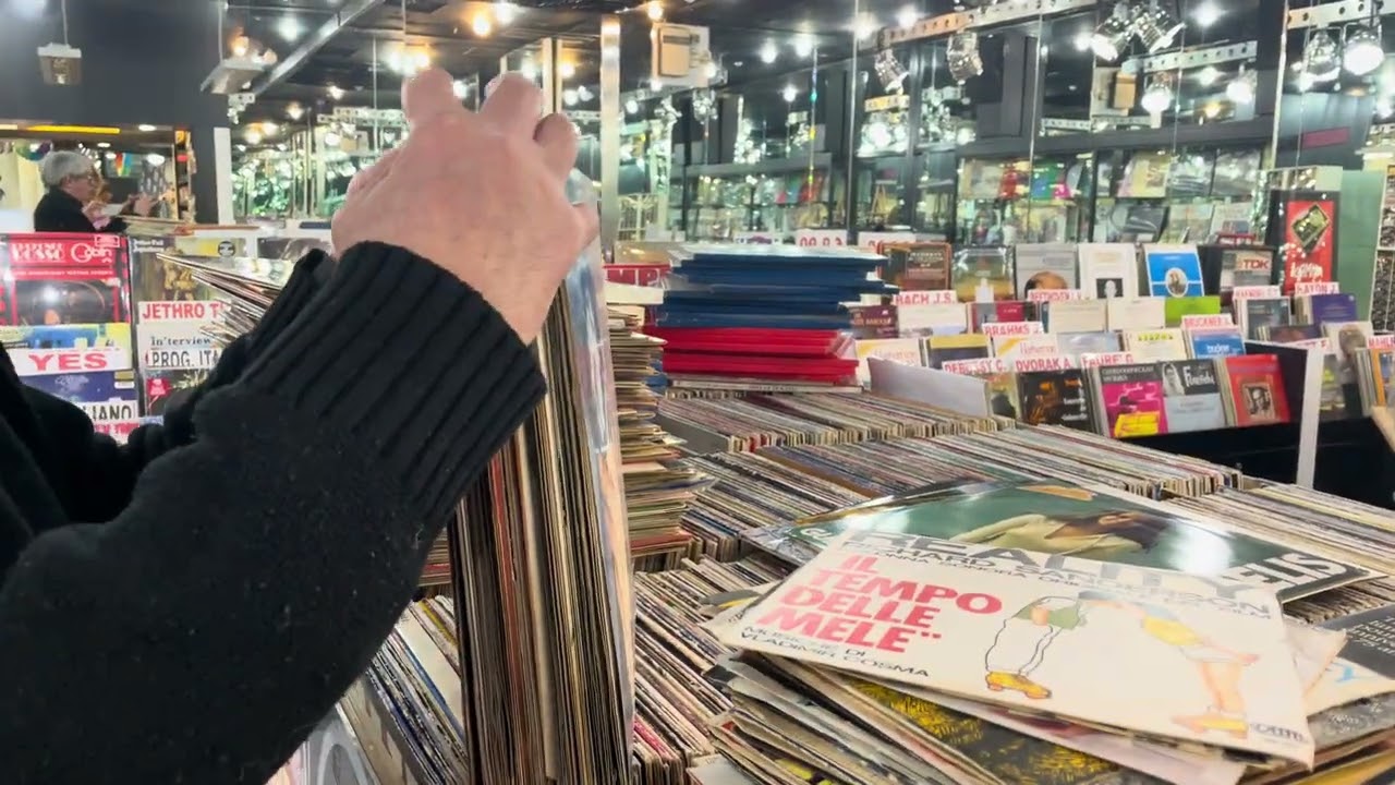 Ancora collezioni in lp, classica, rock, musica italiana e lui: TOPO GIGIO!!!