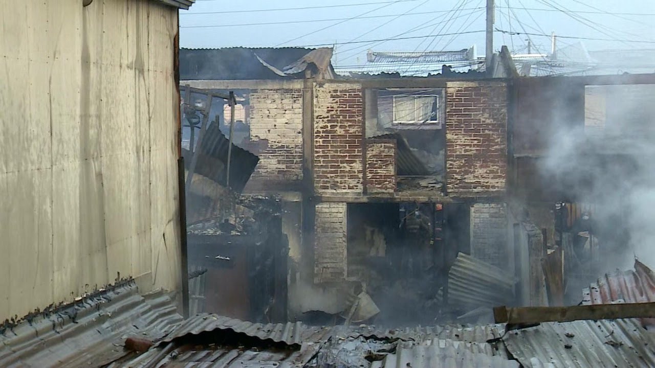 Un muerto, 40 damnificados y 15 personas quemadas tras incendio en Melipilla