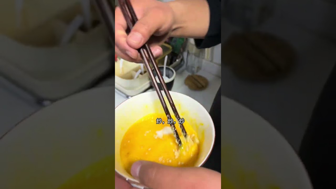 打工人的快乐很简单，下班到家，两人一头扎进厨房亲手做韭菜盒子，和面，拌馅，分工明确，把对生活的期待包进面皮里。在滋滋作响的油锅里，看面皮慢慢变得金黄酥脆，咬下一口刚出锅的韭菜盒子，那熟悉的香味瞬间抚