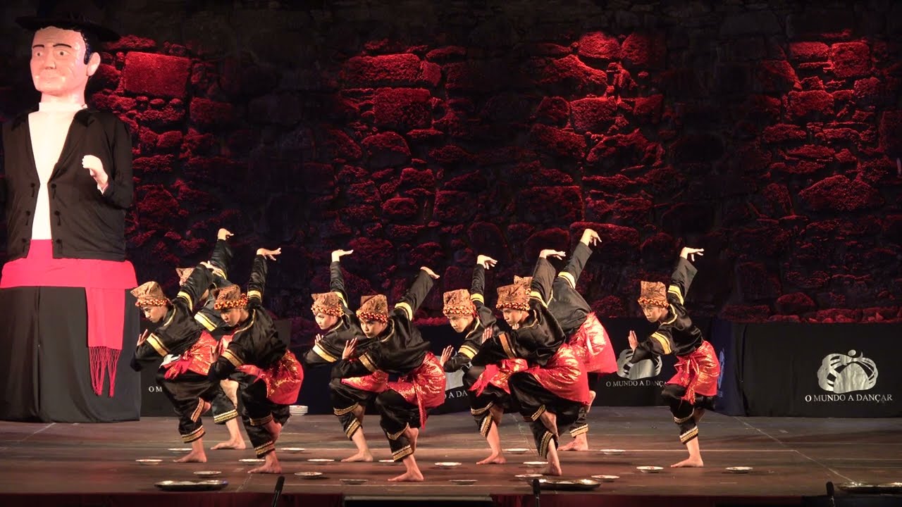 Indonesian folk dance: Tari Piring