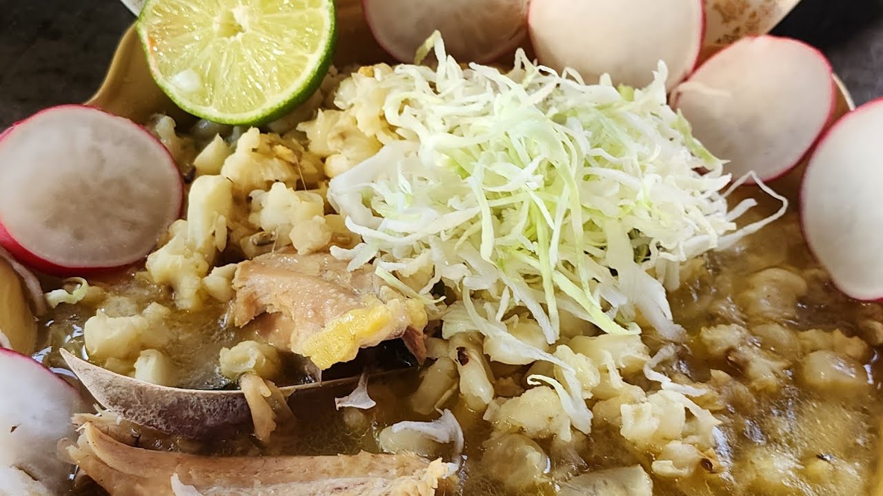 Hoy conparto un rico pozole con amigos