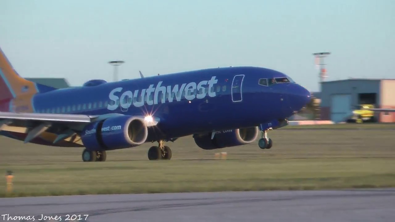 Southwest Airlines Boeing 737-7H4 Landing Reading Regional Airport