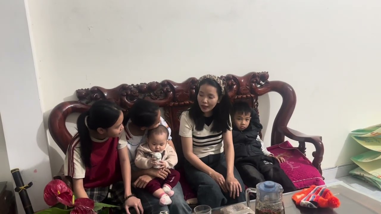 Miệng thi nói nhưng nham cũng không nỡ . Để con toàn bị doi 