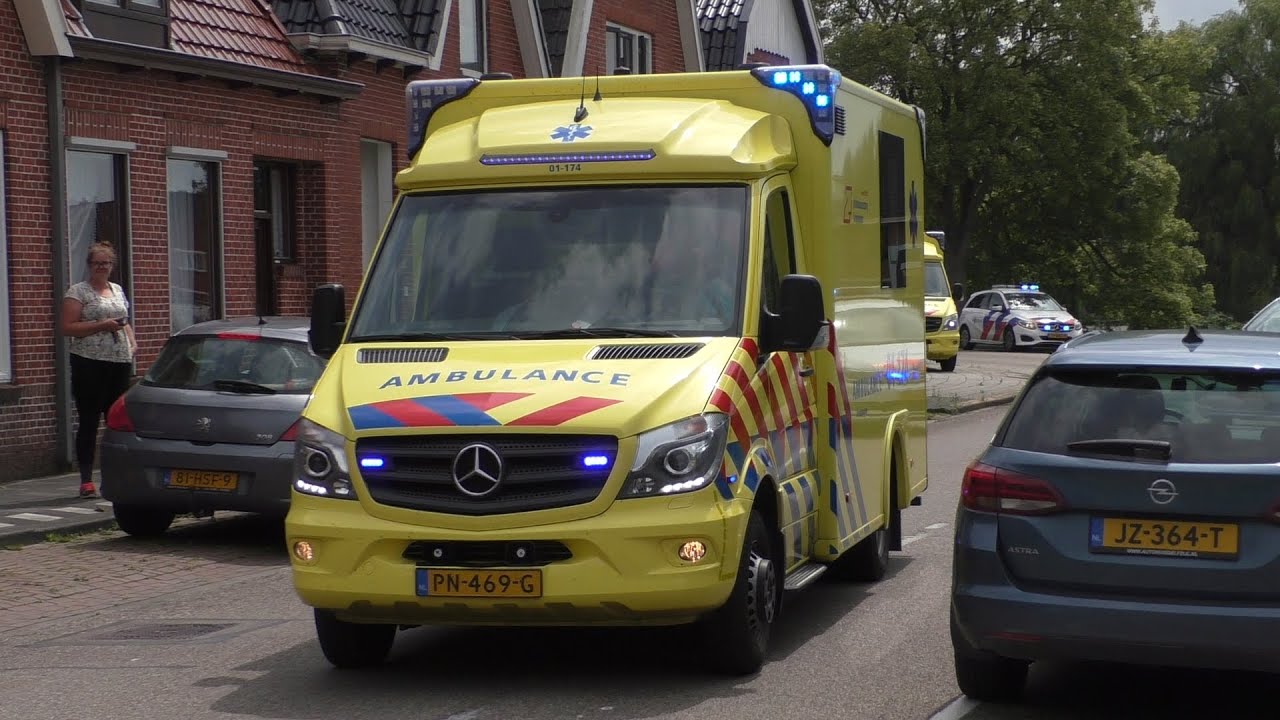 Ambulance 01-174 met spoed naar het ziekenhuis vanaf MMT inzet in Delfzijl