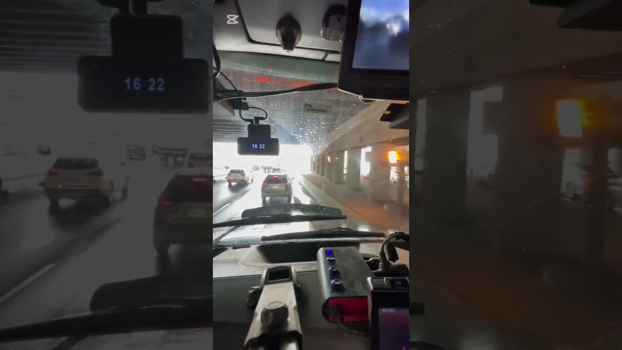 Responding to a semi break down on Decarie in Montréal