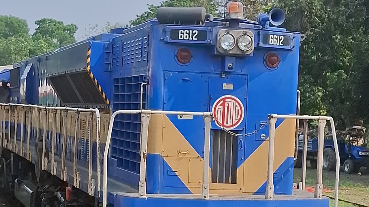 খুলনা থেকে যশোরের পথে.. চিত্রা এক্সপ্রেস ট্রেনটি দুর্দান্ত গতিতে ছুটছে।