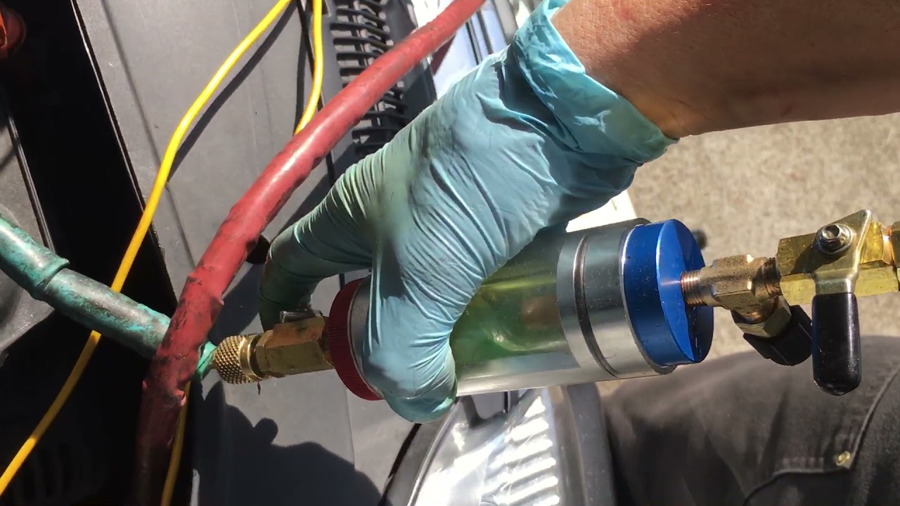 Refrigerant Inspection site glass filled with refrigerant and oil boiling￼