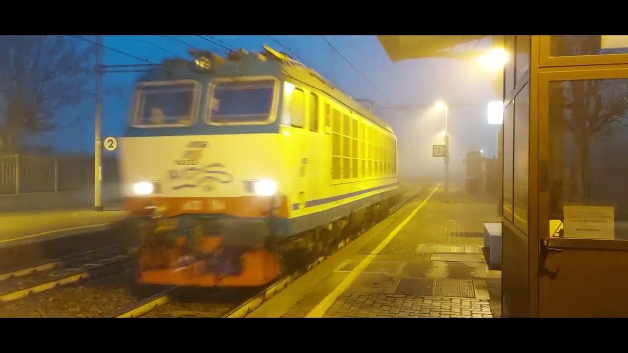 Treni in transito a Cambiano Santena. Passing trains in Cambiano Santena.