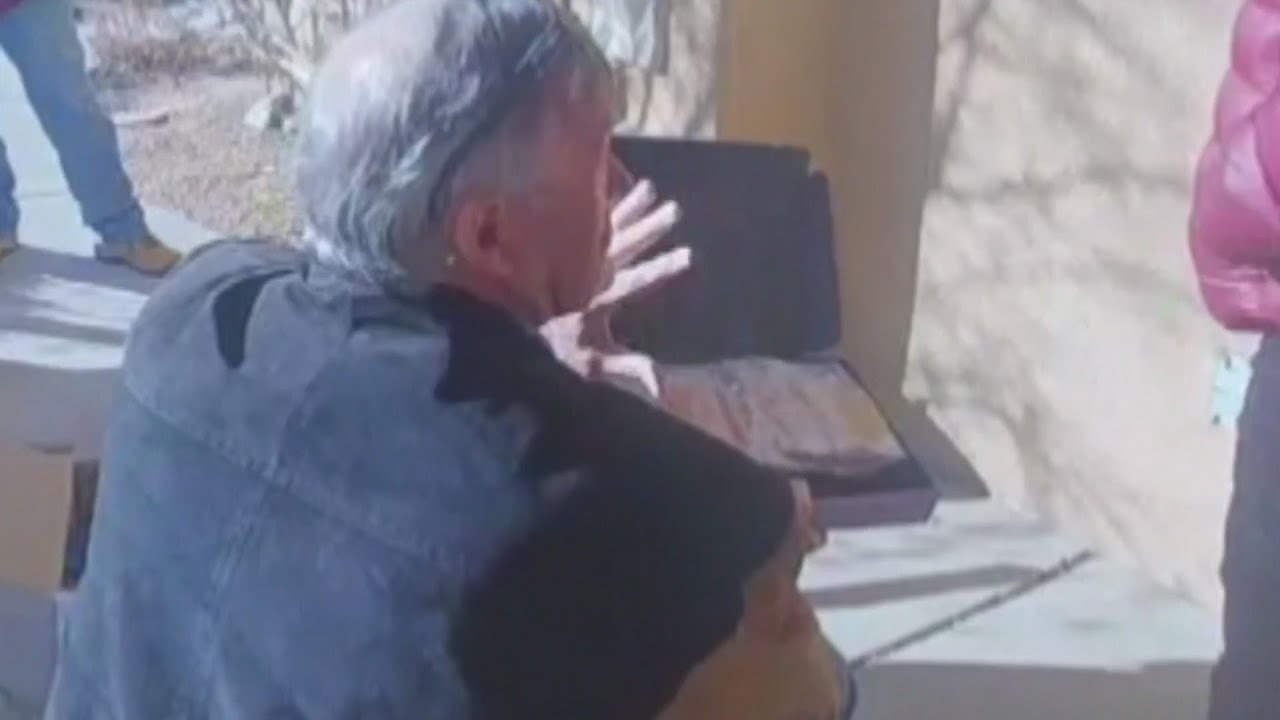 Traveling salesmen try to sell $400 worth of frozen steak to neighbors in the heights