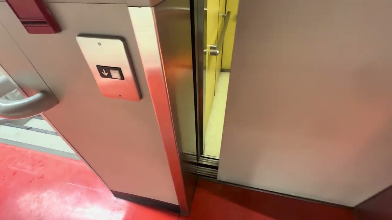 Awesome Otis 211 Hydraulic Elevator @ Maxi Grocery Store, Trois-Rivières, QC, Canada 