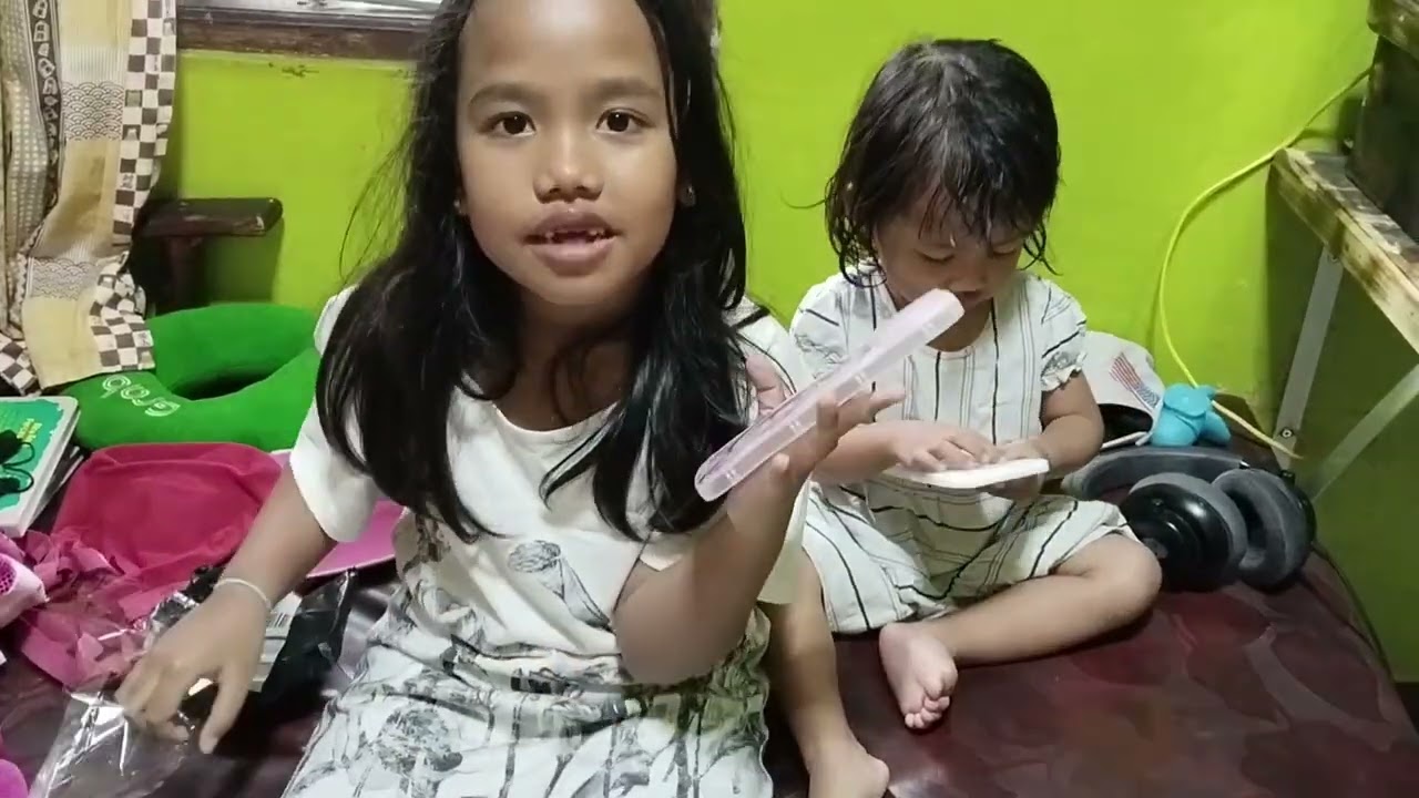 Kaka hibi dan ade aretha Unboxing casing HP my melodi.. 😉