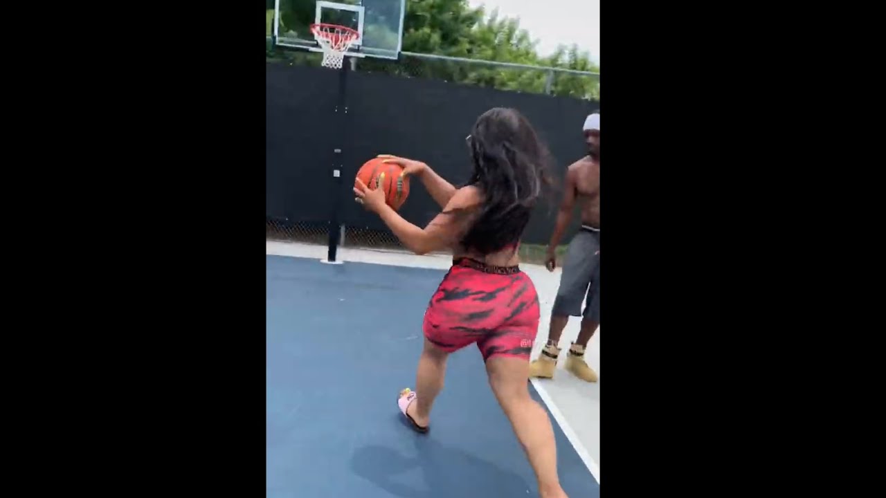 WHEN SHE CANT DUNK BUT SHE GOT A DONK! 🤣😂😭