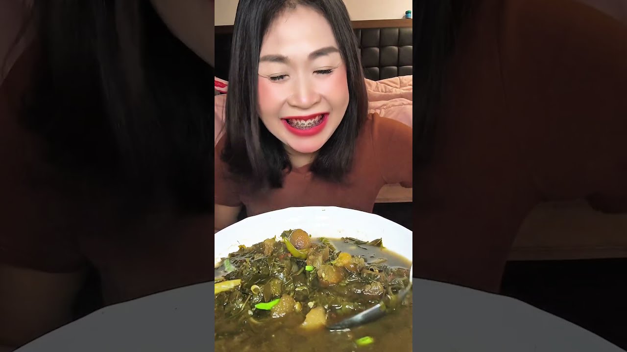 แกงขี้เหล็กใส่หนังสุดแซ่บบ👍 #แกงขี้เหล็ก #อาหารบ้านบ้าน @ChomphuChanel 
