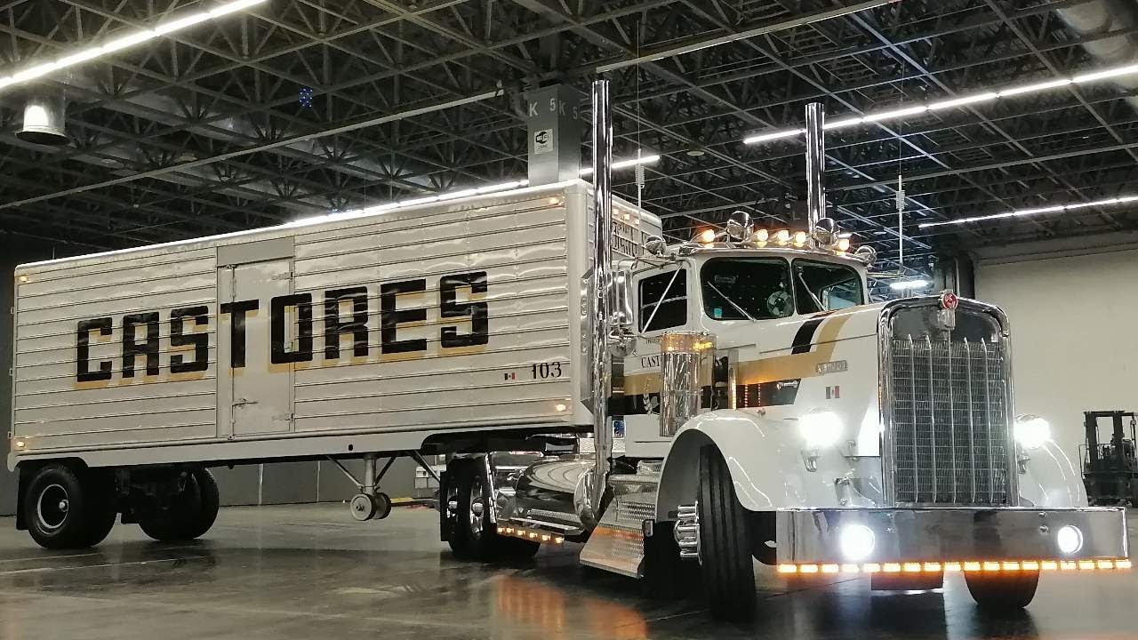 Tráilers Clásicos De Castores Saliendo De La Expo Guadalajara.