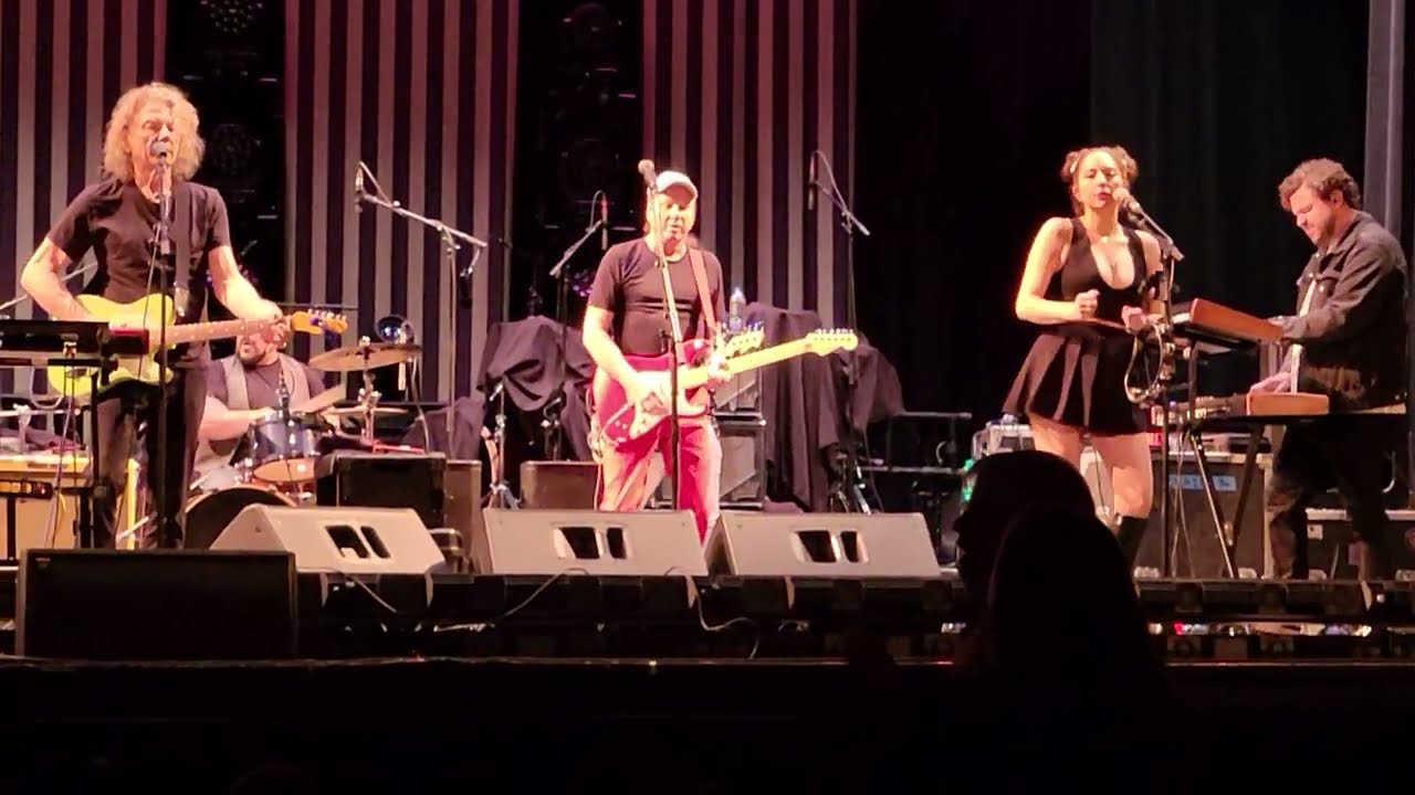 Jerry Harrison (Talking Heads) perform- 