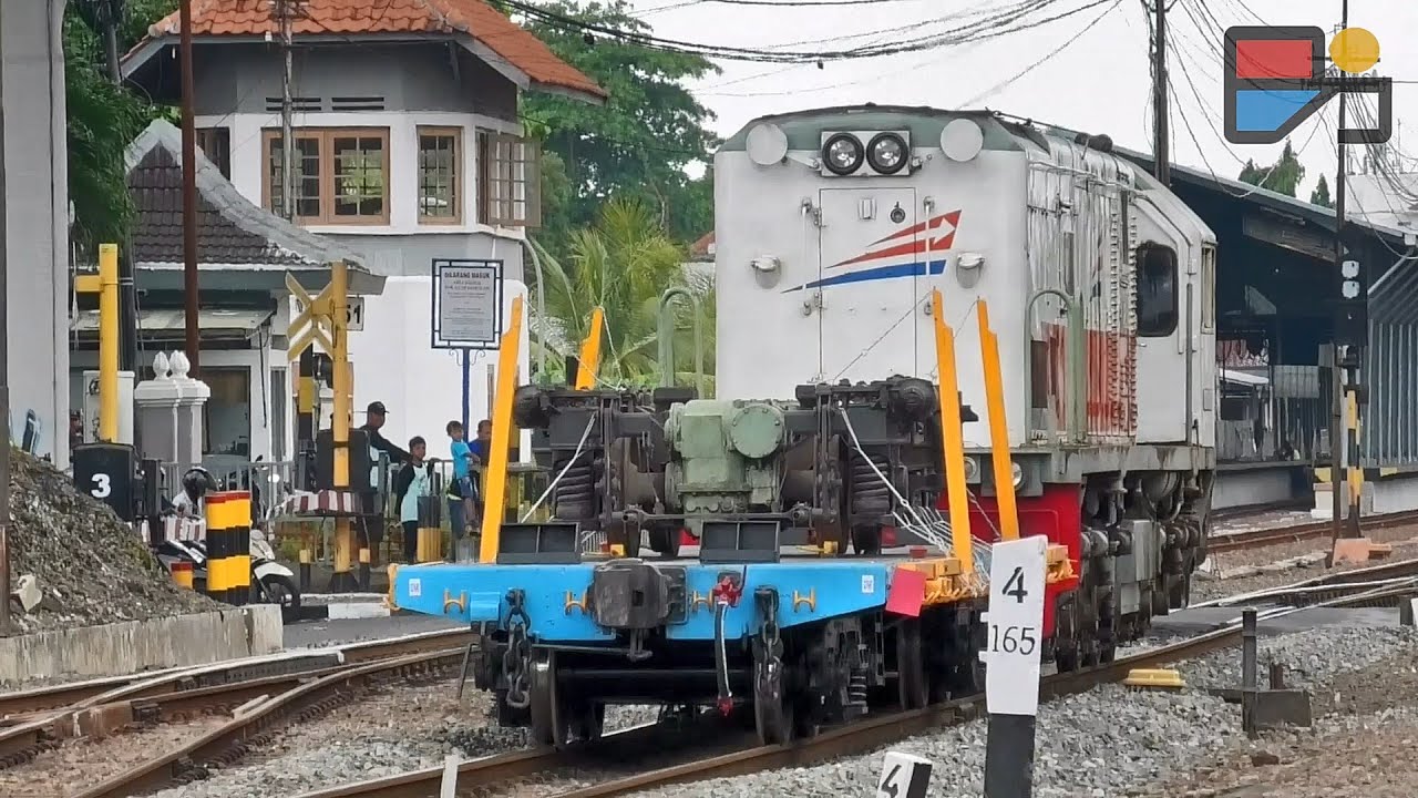 MOMEN LANGKA Kereta Api Unik bawa Kiriman Barang dari Semarang
