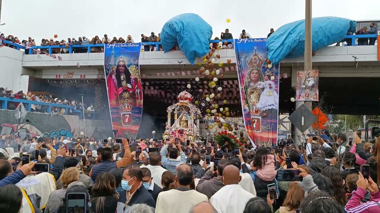 Virgen del Carmen de la Legua 2022, cruza el puente. mágico momento