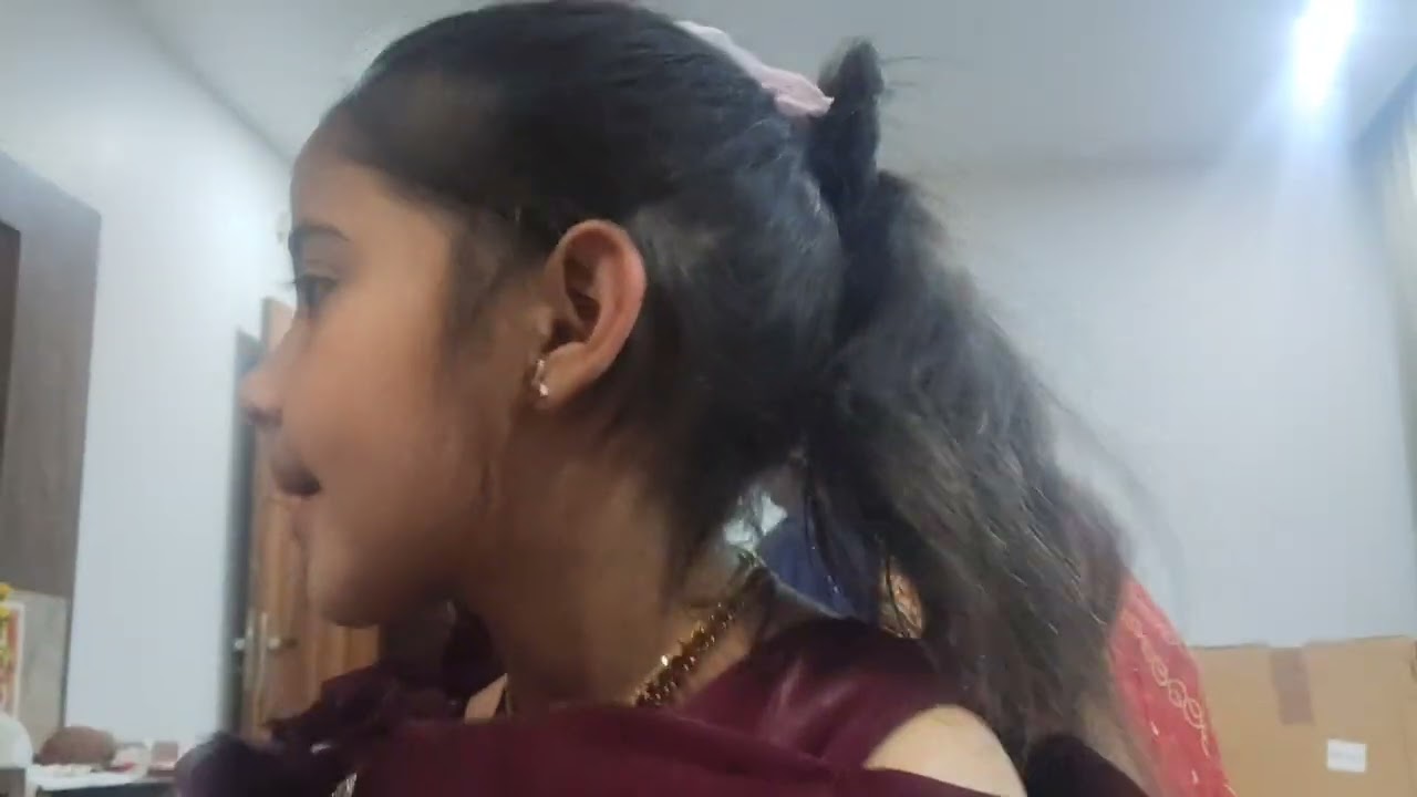 कैसी  लग रही हूं सज धज कर 😍  वहा जाते ही सब से पहले जेठानी जी मिल गई 🙂