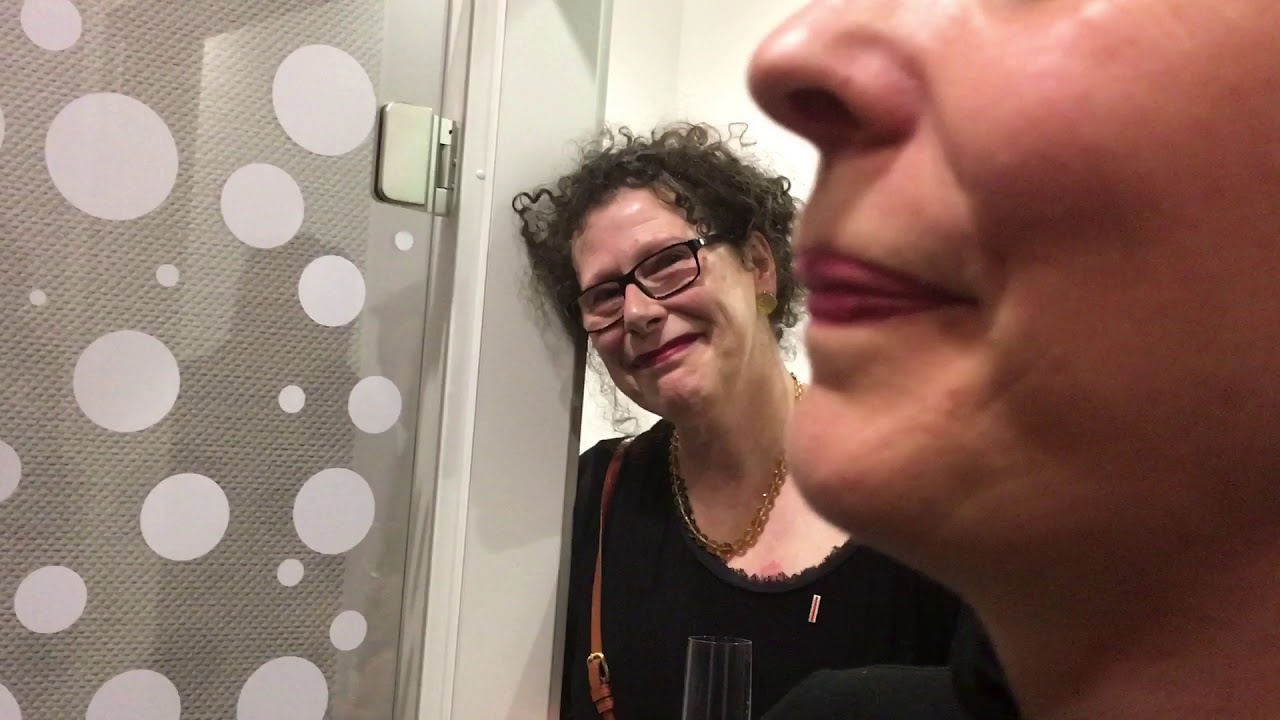 Nikolas Werner Jacobs spricht &uuml;ber ein Gem&auml;lde von Kerstin Jeckel