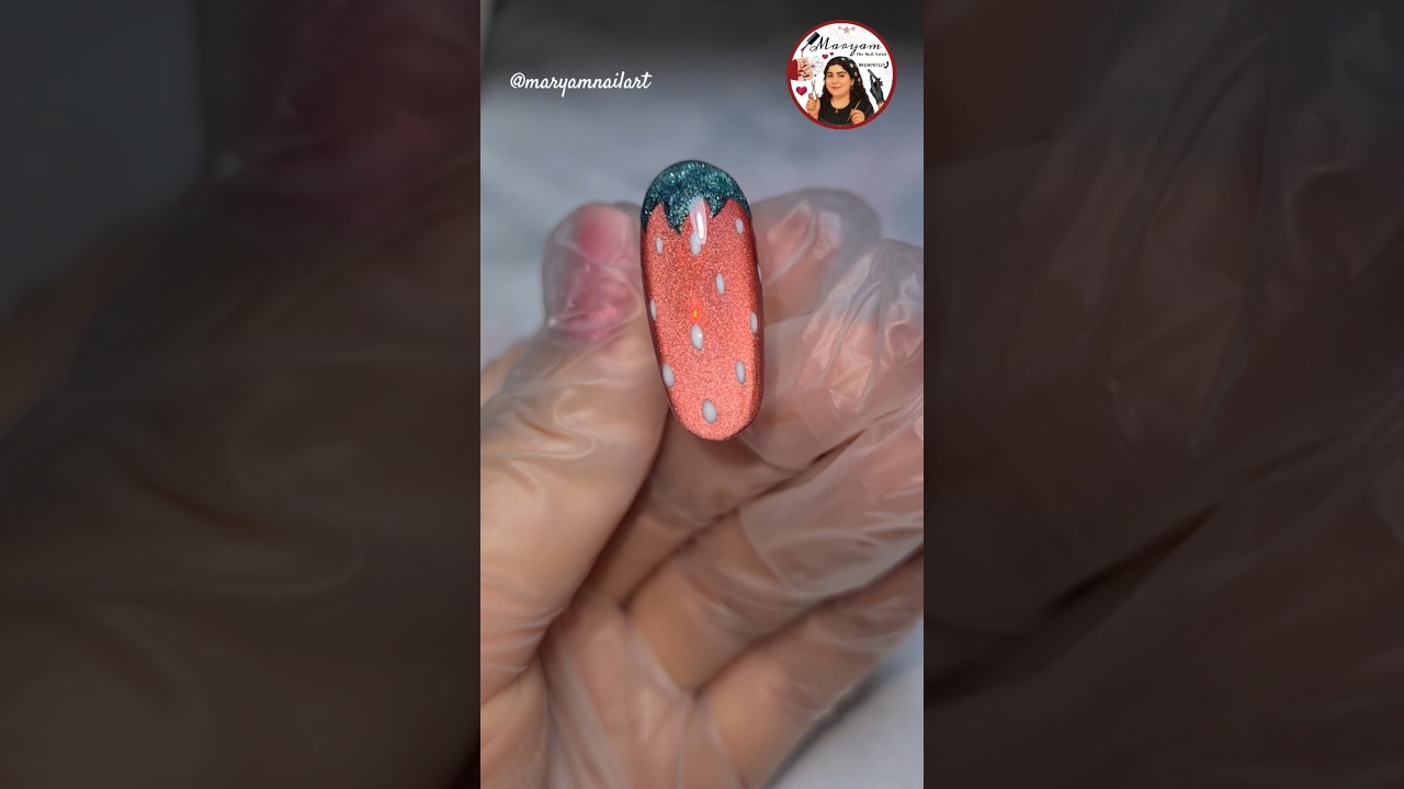 Clean strawberry nail art 🍓 Fun details, perfect finish! 
