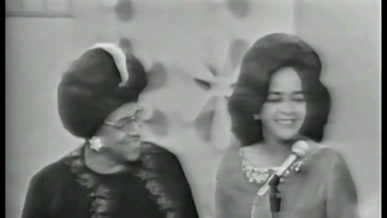 The Clara Ward Singers - The Mike Douglas Show 03 03 1966