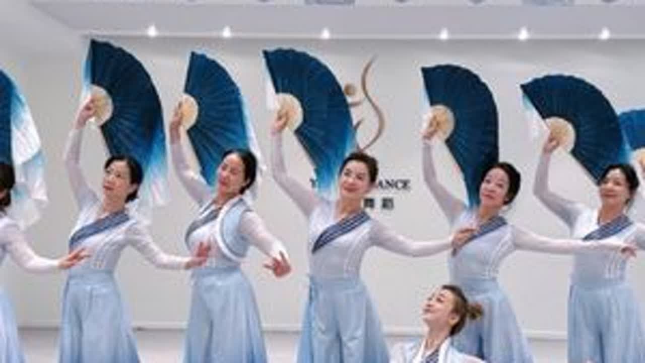 故乡的云 #故乡的云#韩红#翻跳 远方的呼唤、故乡的云。