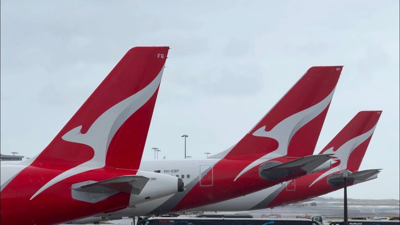 PLANE SPOTTING BUSY MORNING arrivals and departures at Sydney Airport SYD/YSSY + Delta 100