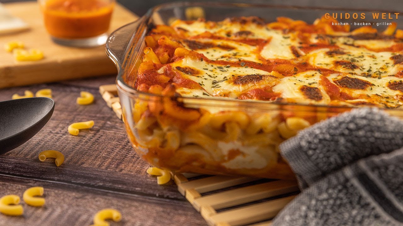 Nudelauflauf mit Tomatensauce und Mozzarella