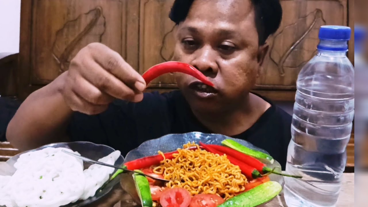 SAHURNYA YANG PEDAS‼️..MIE GORENG ACEH,TOPING CABE MERAH MENTAH,KERUPUK PUTIH GURIH.