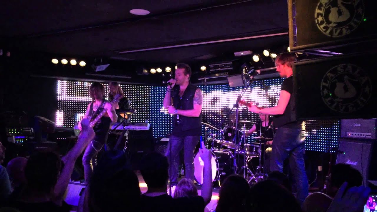Houston - Hold On + 1000 Songs (Live In Madrid 2015)