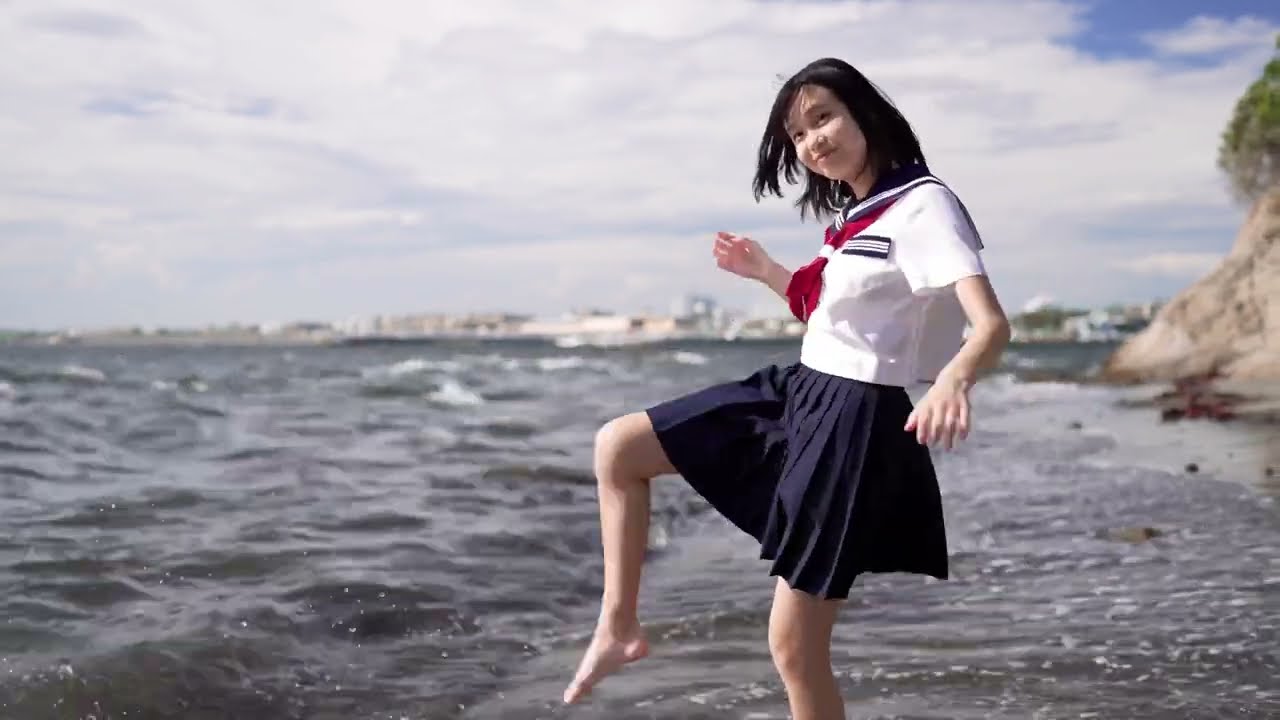 江ノ島の西浦漁港、当日は32度の夏日、半袖セーラー服でポートレートモデル撮影の様子です。丸焼きたこせんべい食レポ、モデルは姫華