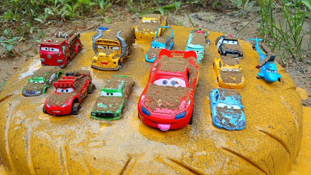 Ayo..! Membersihkan Mainan Disney Pixar Cars Lightning McQueen, Chick Hicks, Fillmore