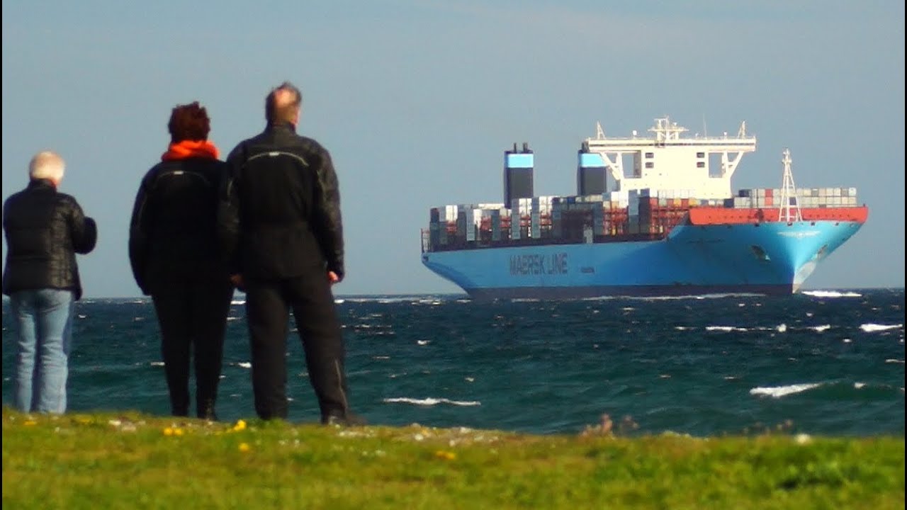 Verdens Største Containerskib tæt på Stranden med introkøretur over Helgenæs, Djursland