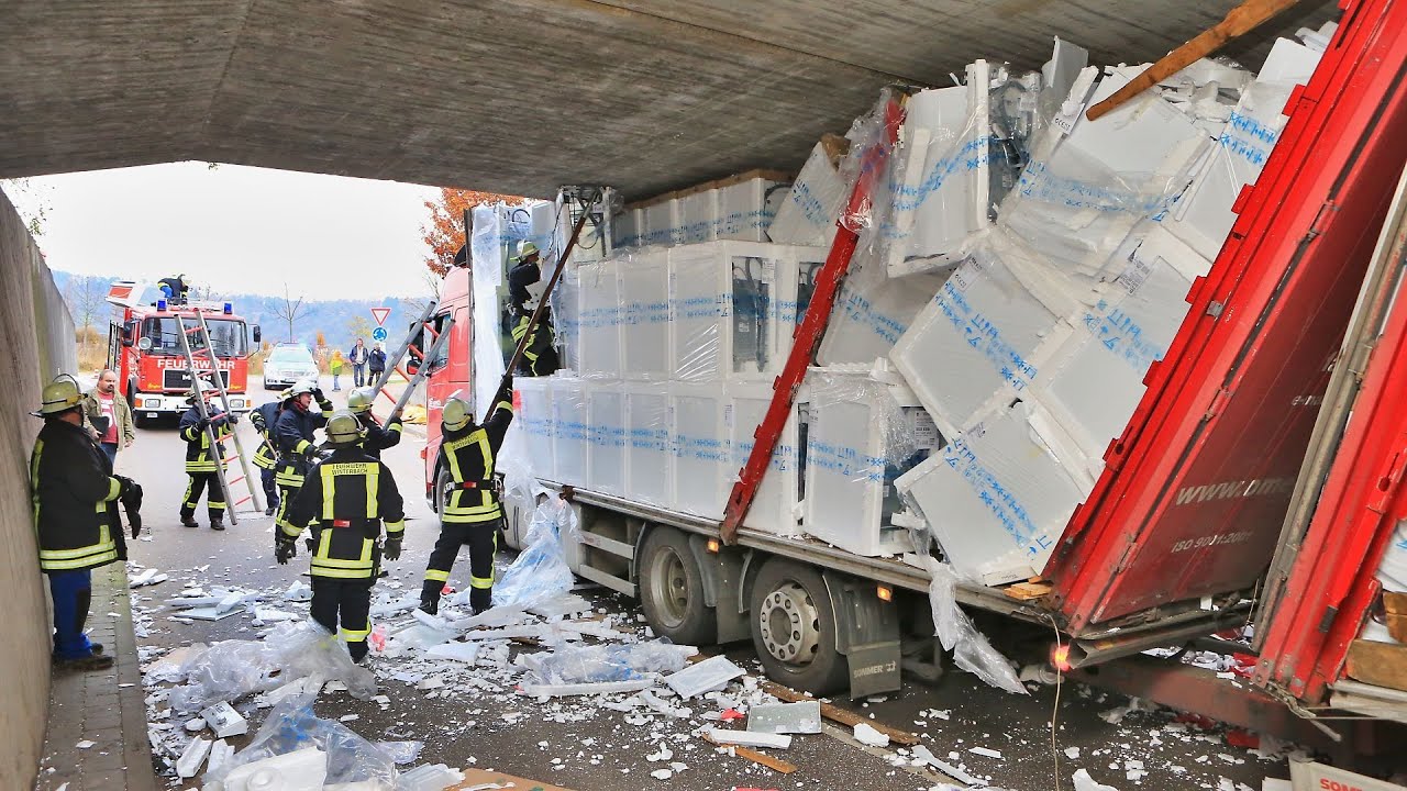 Unfall: LKW bleibt an Bahnbrücke hängen in Winterbach Rems