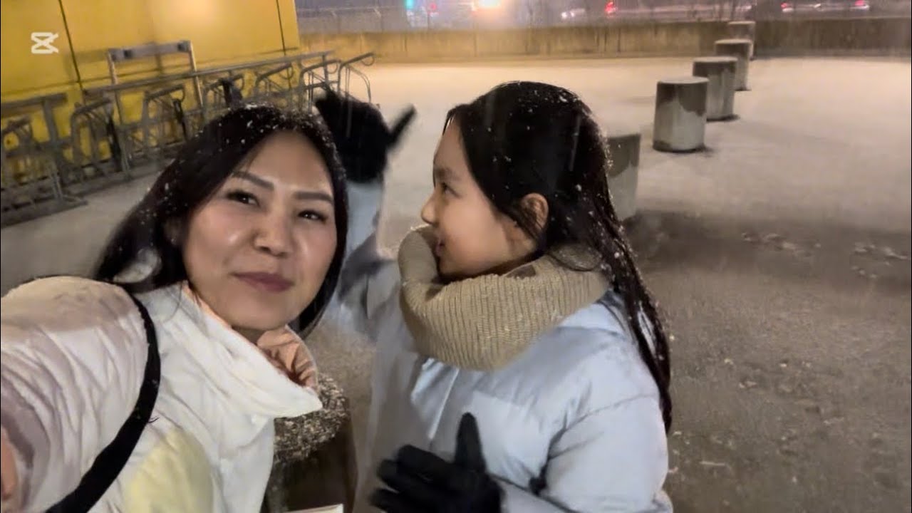 First snow in Belgium and a little fun with my little girl ❄️🤍. 