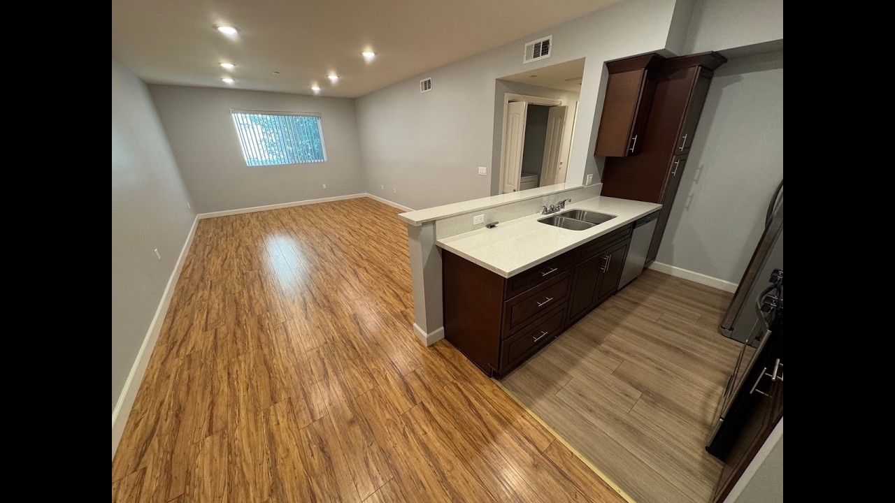 PL11381 - Large Upper 2+2 Apartment for Rent (Van Nuys, CA)