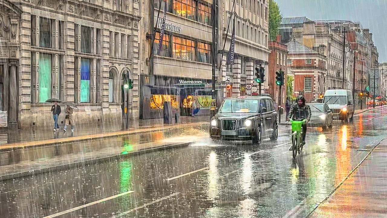 London Rainy Day Walk 2025 ☔️ Popular Streets: West End & Mayfair | 4K HDR