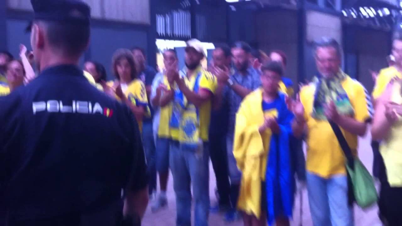 Pasillo de aficionados de la UD Las Palmas a los del Real Zaragoza