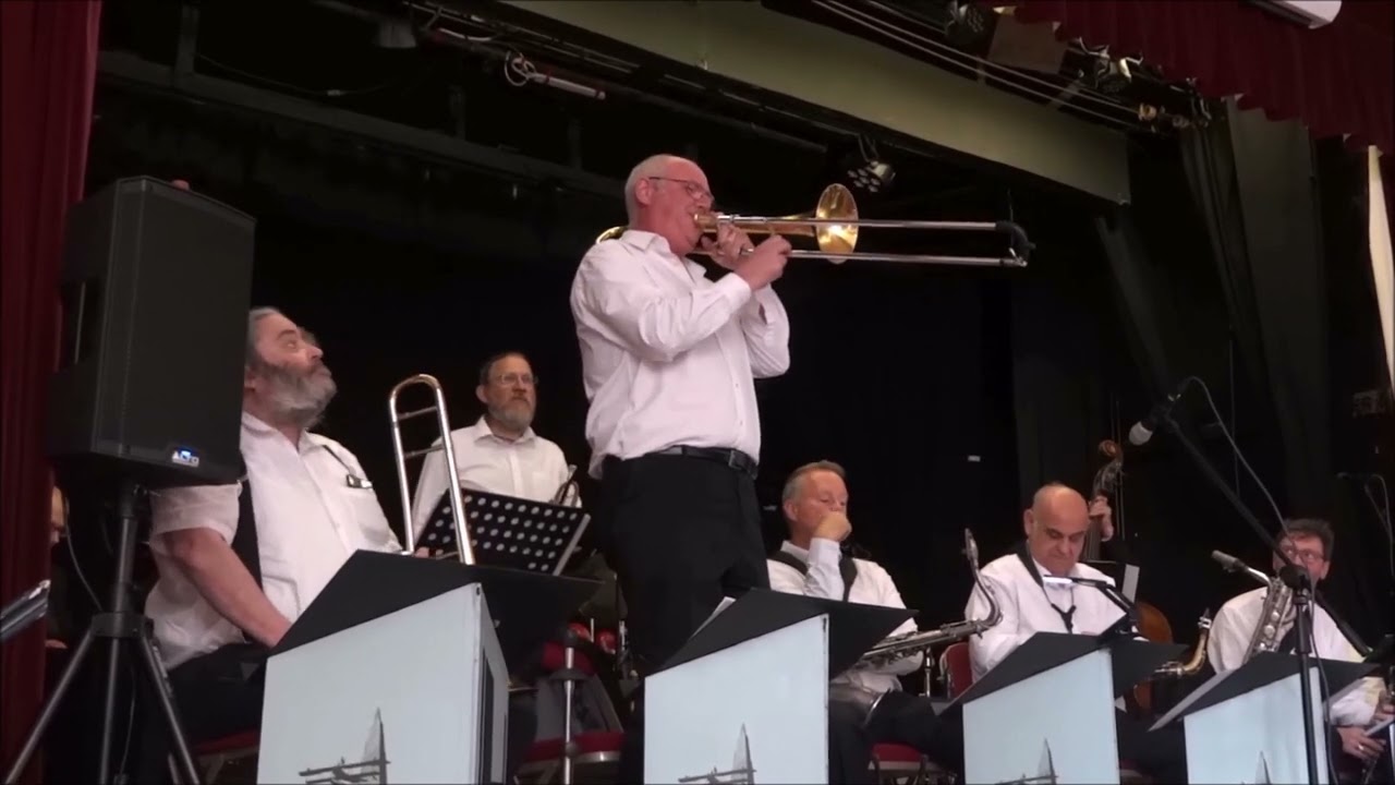 Swing out (Upton Upon Severn Jun-26-2022)