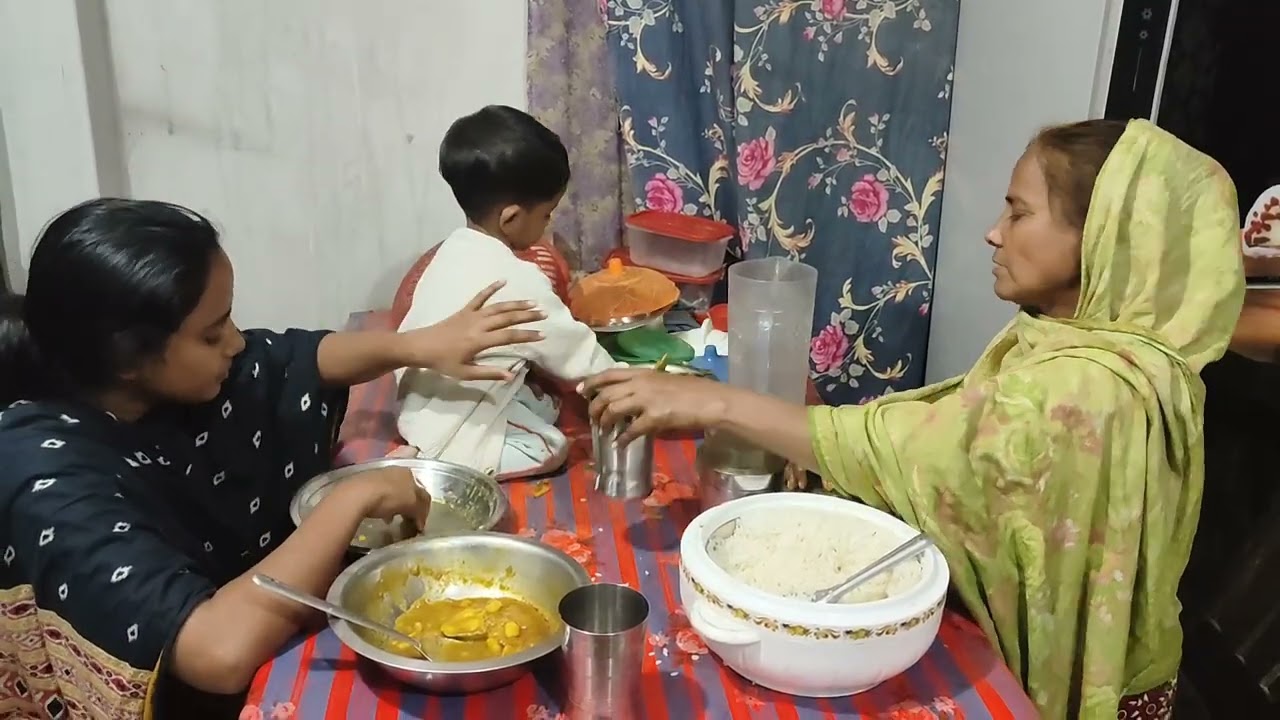 মা আর নানী কে তরকারি উঠিয়ে দিচ্ছে 