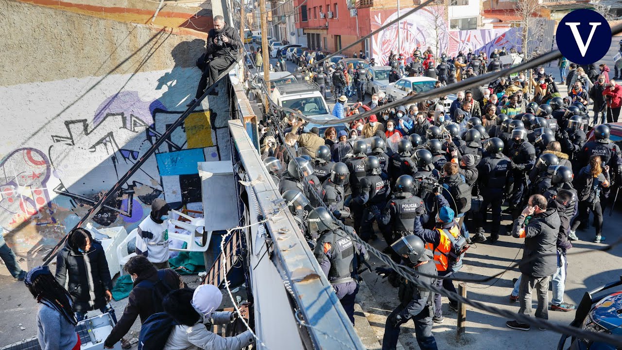 Cargas policiales en el desahucio de un centenar de personas en una nave de Badalona