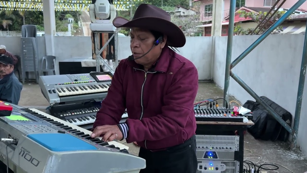 Don Pedro Bello, del “Grupo Capricho de Misantla”, rifándosela con buenos temas musicales.