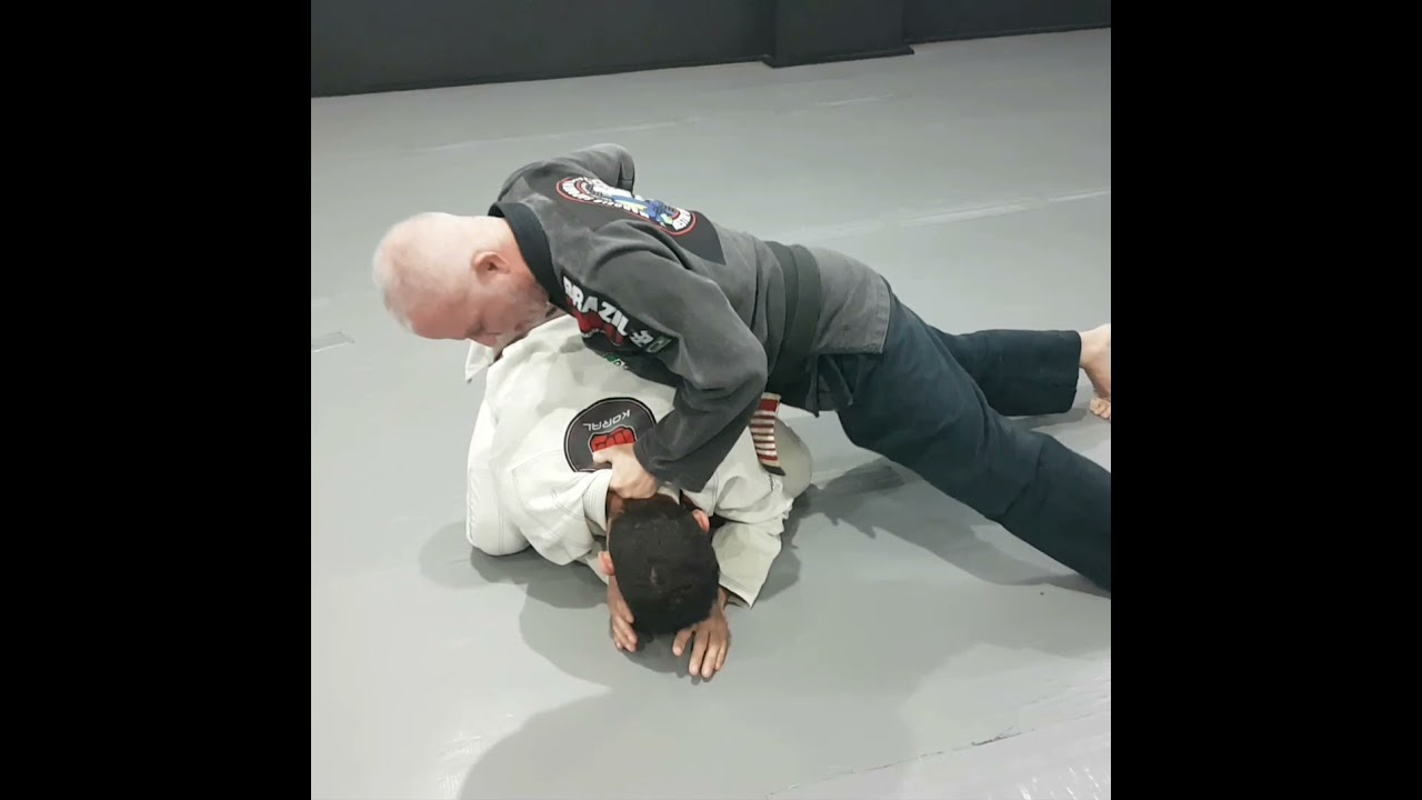 Jiu-Jitsu - Estrangulamento no Oponente em Quatro Apoios