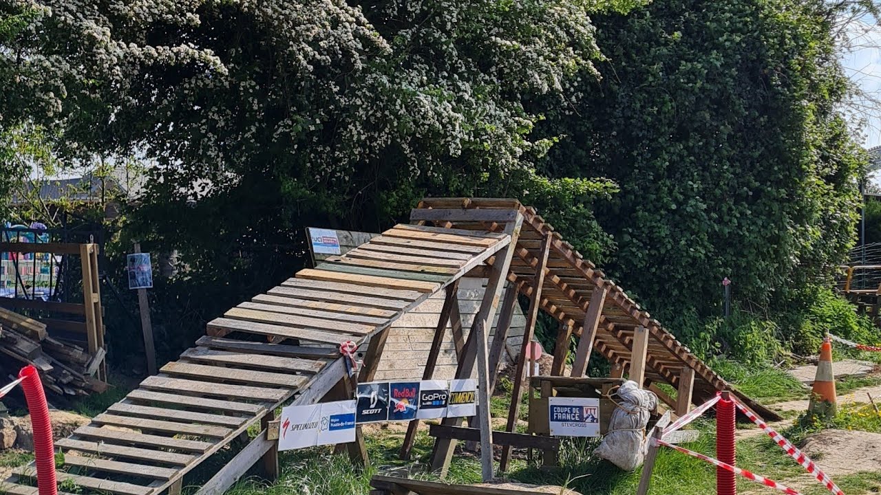 Construction d'un énorme tremplin