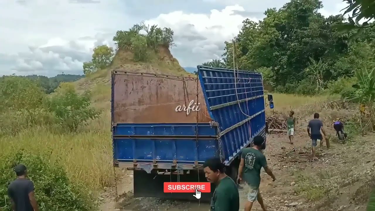 Ekskavator kecil mampu  menarik truck besar ke atas gunung