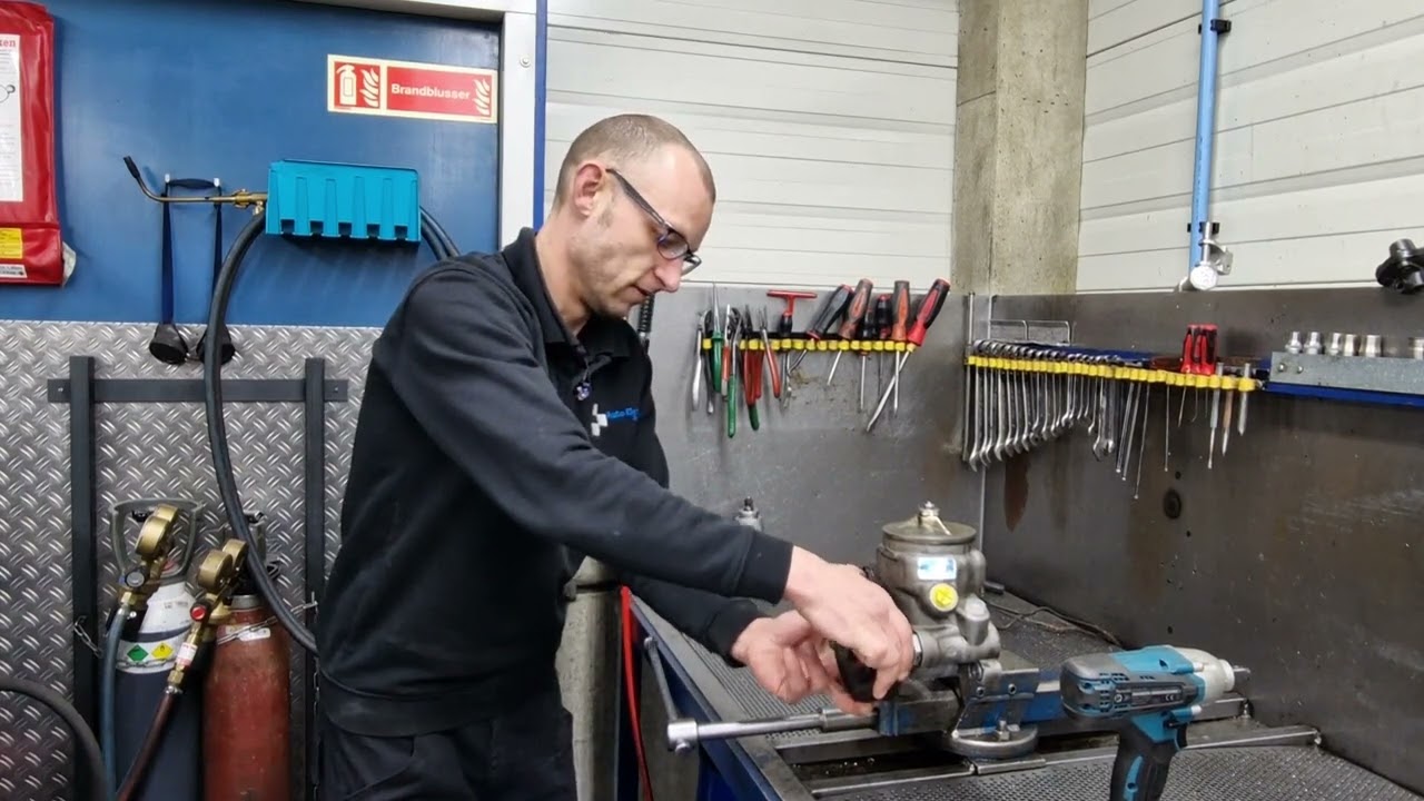 Vorbereitung Instandsetzung Servopumpe Mercedes SL R107 C107