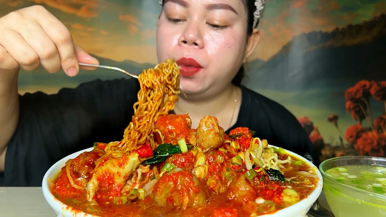 Nikmat nya Mie ayam bakso urat plus ceker ayam sambal pedas 1 mangkok Mukbang