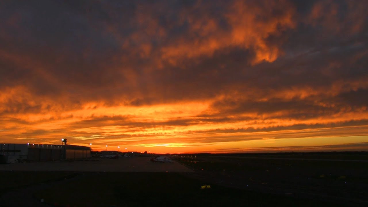 Flughafen-D&uuml;sseldorf - Plane Trafic during amaizing Sunset - HvdH-Time-Lapse
